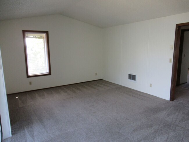 Building Photo - Two Bedroom Apt. w/ Washer and Dryer