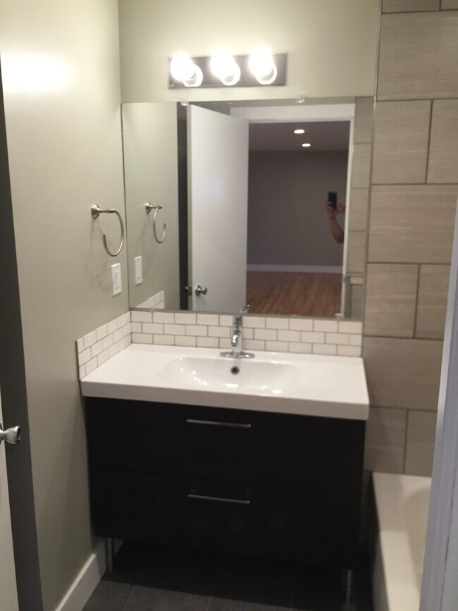 Building Photo - 664 E Ramona Ave