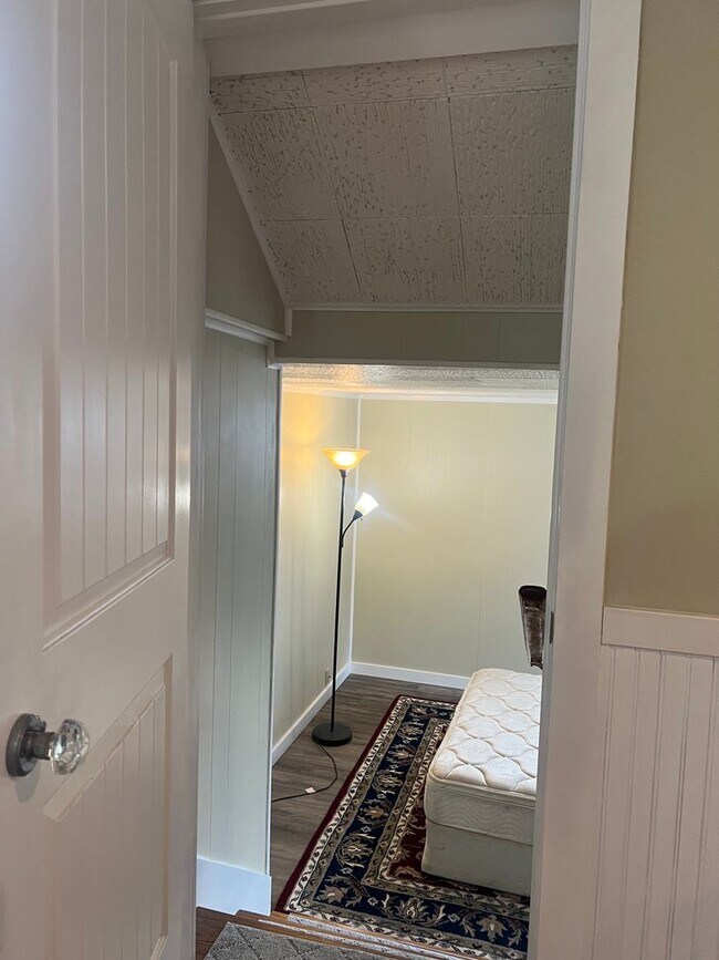 Building Photo - Renton 2 bedroom 1 bath home available now!