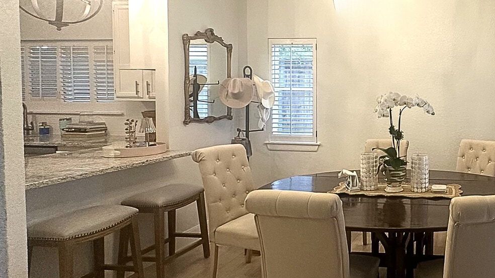Full size dining room - 8103 N New Braunfels Ave #5