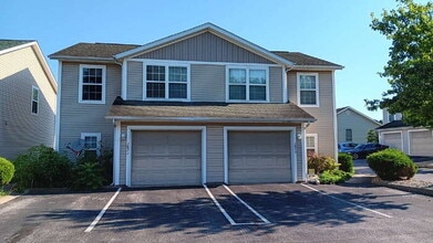 Building Photo - Reduced: 3BR/2.5BA Condo with attached sin...