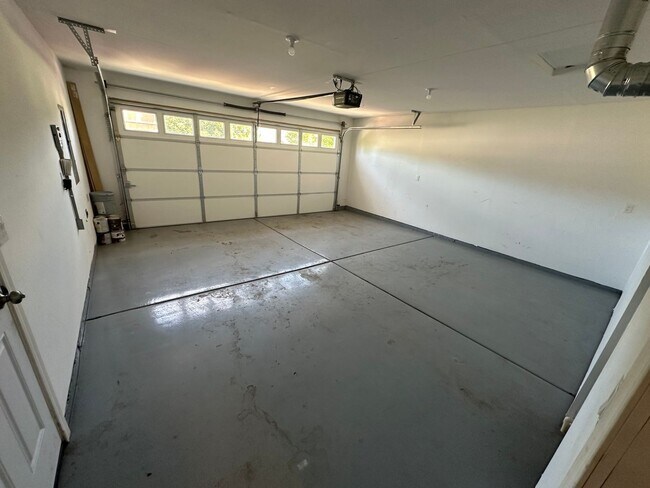 Building Photo - SW Bend House Near the Old Mill District, 4 Bdrms, 2.5 baths, A/C, Office/den, Dbl. Garage