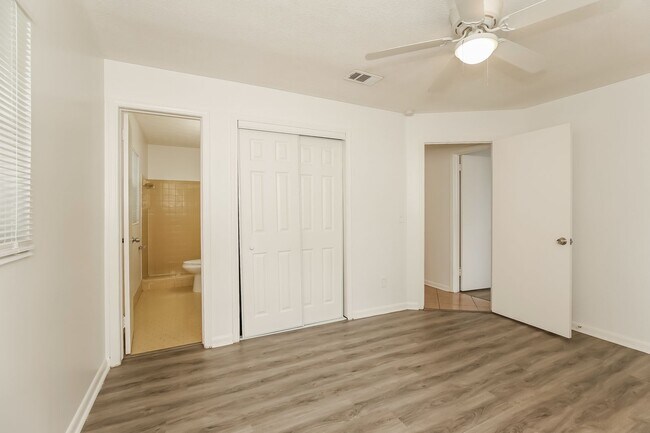 Building Photo - 3 BR/2BA | Newly Renovated Single Family Home |  Front and Back yard | In Jacksonville!