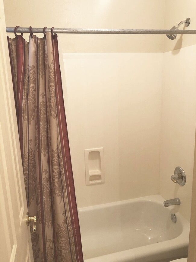 Building Photo - SPACIOUS 4 BED, 2 BATH HOME LOCATED NEAR B...