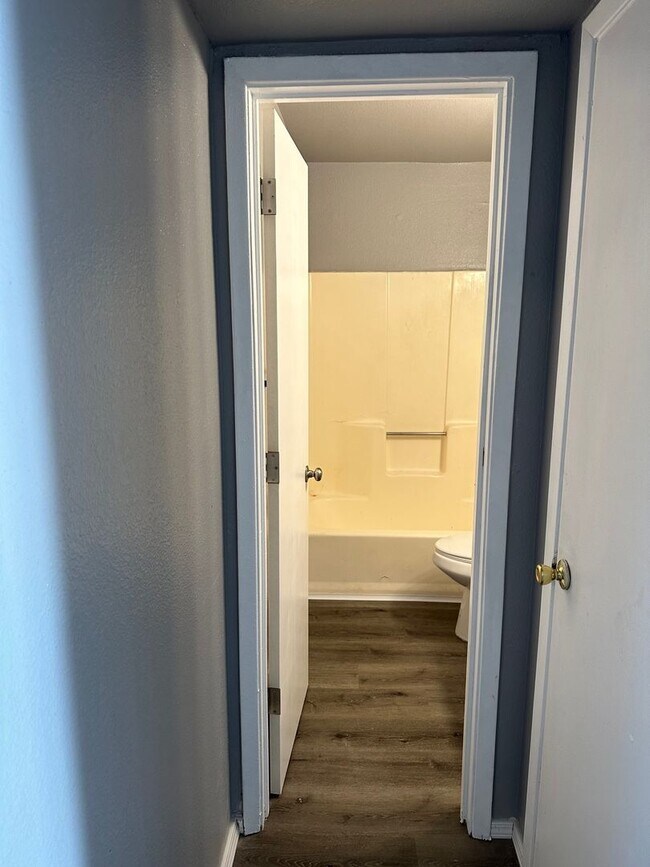 Building Photo - 1277 Jelso Ave