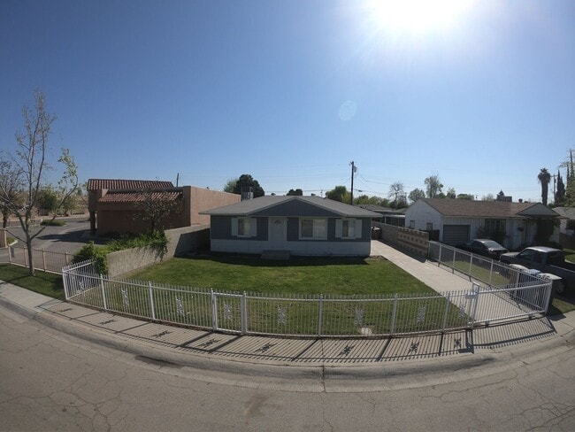 Building Photo - Cute 3Bedroom 1Bath Home Located Off Stockdale Hwy Centrally Located. Large Gated Yard. Gardner I...