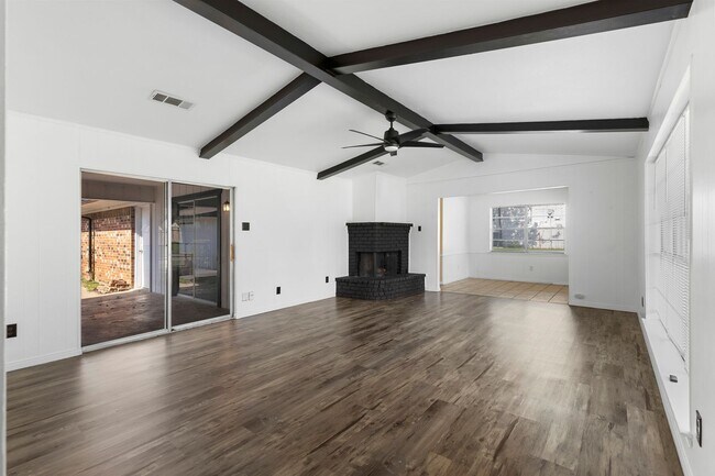 Building Photo - Charming 3-Bedroom, 3-Bathroom Home with S...