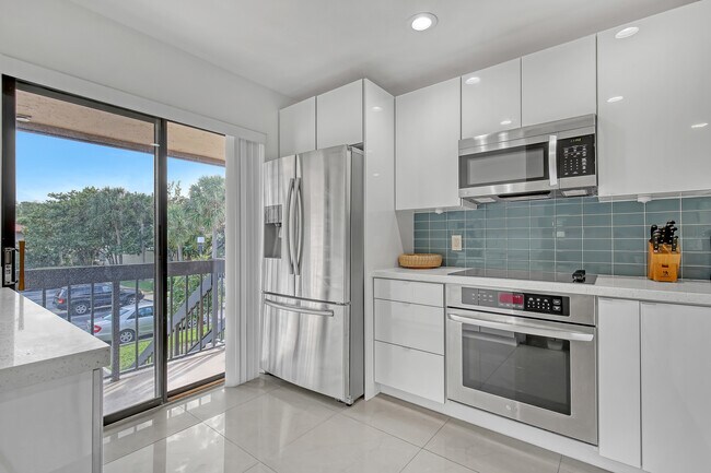 Building Photo - 300 E Club Cir