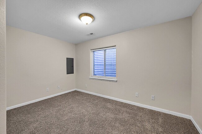 Building Photo - $2,095.00, 3-bed + Bonus room, 2.5 bath, l...