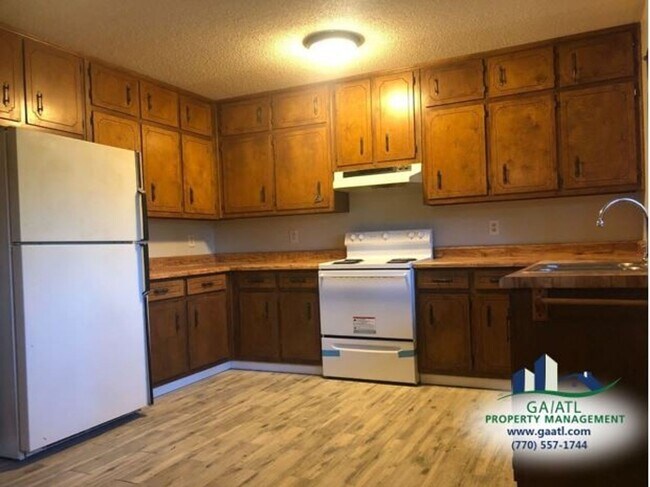 Building Photo - Spacious home in Stone Mountain with sunroom