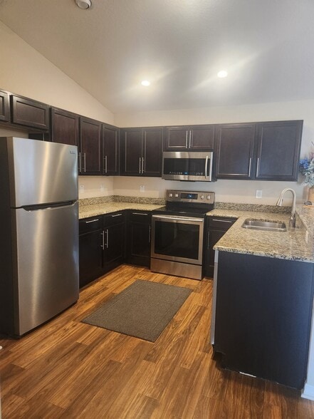 Building Photo - 750 Greenshank Dr