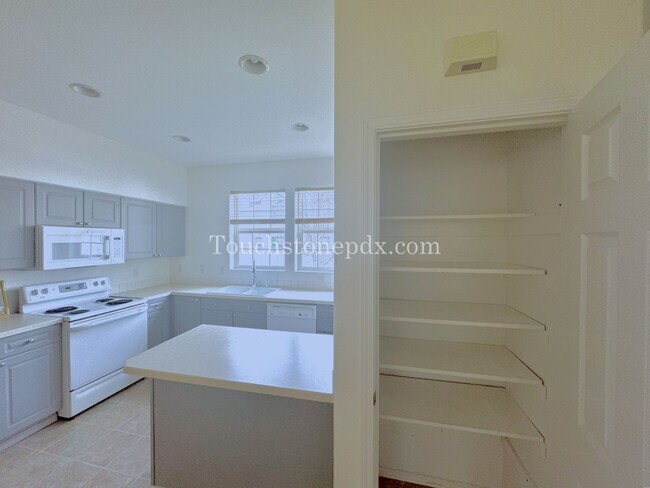 Building Photo - Location, Location, Location! 3 Bed/2.5 bath Townhome w/Deck in near Progress Ridge