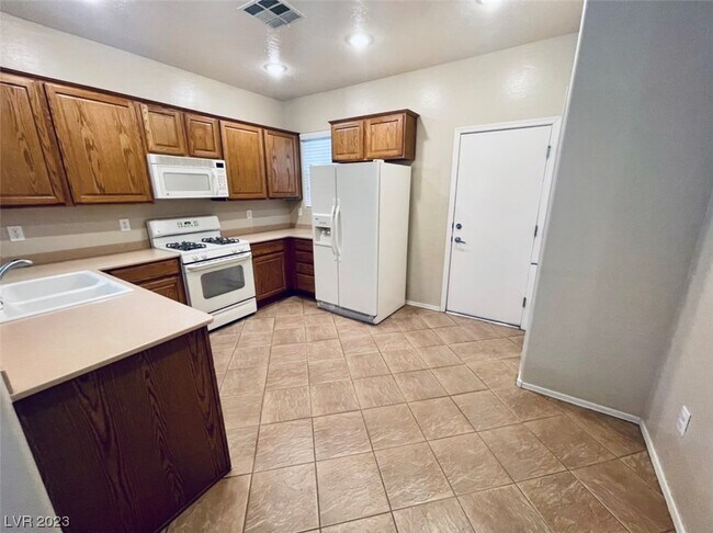 Building Photo - 2583 Darda St