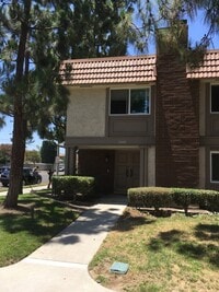 Building Photo - 3 Bedroom Condo - End Unit For Lease