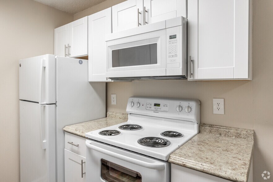 1BR, 1BA - 736SF - Kitchen - Park View Apartments