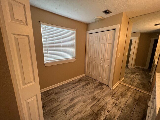 Building Photo - Spectacular 3 bedroom / 2 bath Single Family with a Golf Course!!!