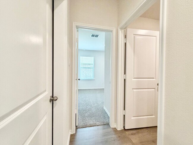 Building Photo - 1116 Riverbrook Ln
