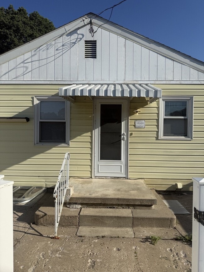 Building Photo - 1329 S Newton St