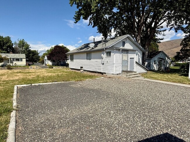 Building Photo - For Rent: 2 Bedroom, 1 Bathroom Home with ...