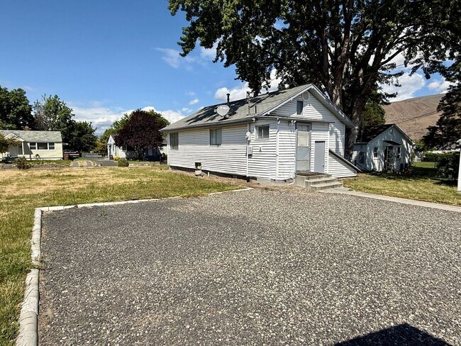 Building Photo - For Rent: 2 Bedroom, 1 Bathroom Home with Garage and Large Yard