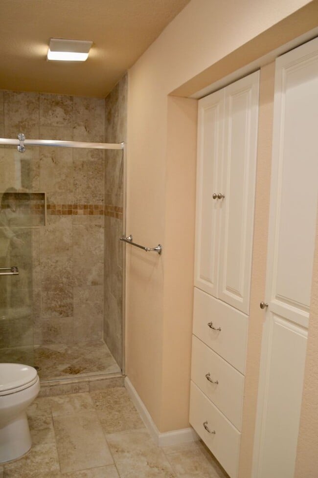Building Photo - Beautiful 3 bed 2 bath home in a quiet nei...