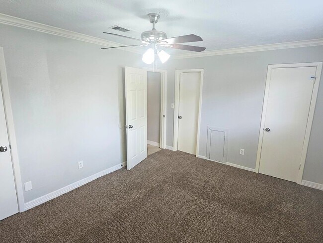 Building Photo - 9526 Golden Wood Ln