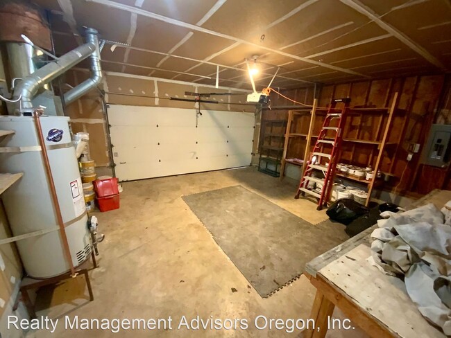 Building Photo - 3 br, 2 bath House - 989 SE Fir Grove Loop