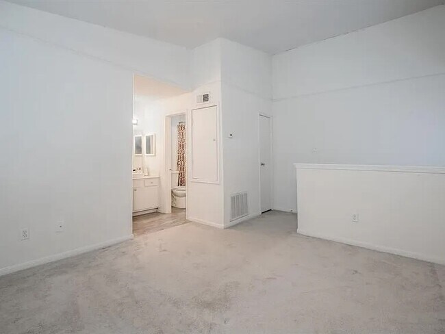 Building Photo - 2125 Augusta Dr