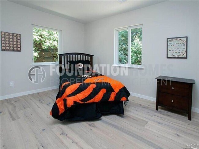 Building Photo - Remodeled 4BD/2BA in Prime Tiburon Locatio...