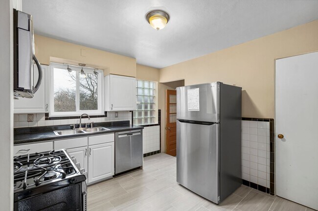 Building Photo - COMING SOON - Cozy & Charming Crestwood Single Family Home!