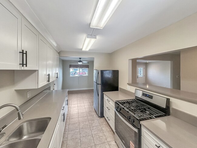 Building Photo - Beautiful 3B/2BA w/ Updated Kitchen and Pool in Clairemont!