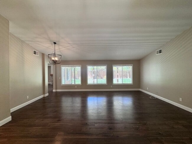 Building Photo - Available for LEASE! 3 bedroom 2 bathroom ...