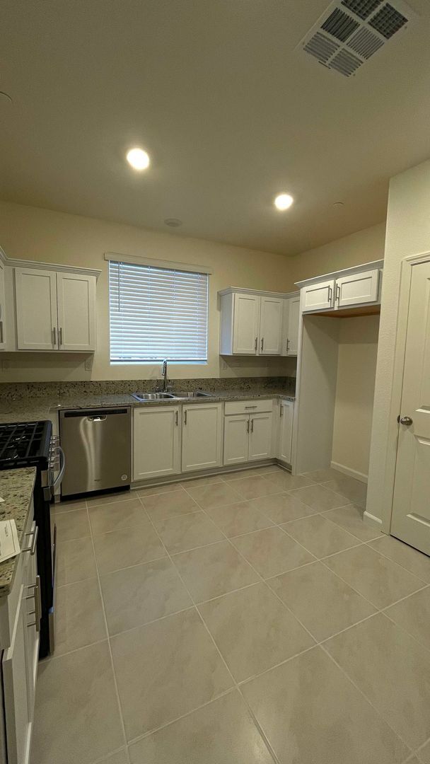 Building Photo - 4 year old 5 bedroom 2.5 bath home