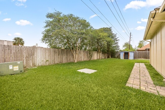 Building Photo - 10215 Hedge Way Dr