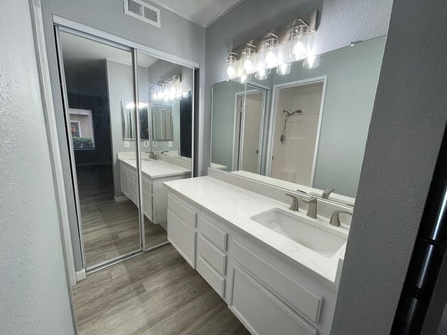 Building Photo - Located in the charming city of San Marcos This 2 bedroom 2 bathroom available on June