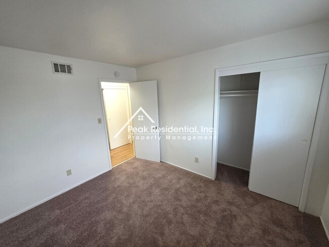Building Photo - Nice Sacramento 2bd/1ba Duplex!