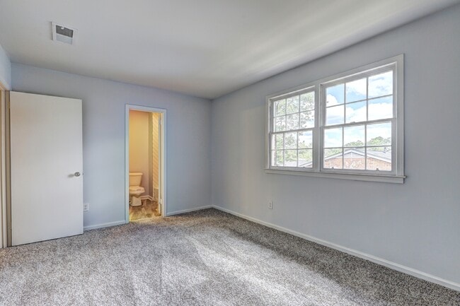 Building Photo - 6520 Roswell Rd