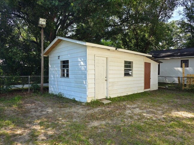 Building Photo - Cute 2BR/1BA House on Corner Lot