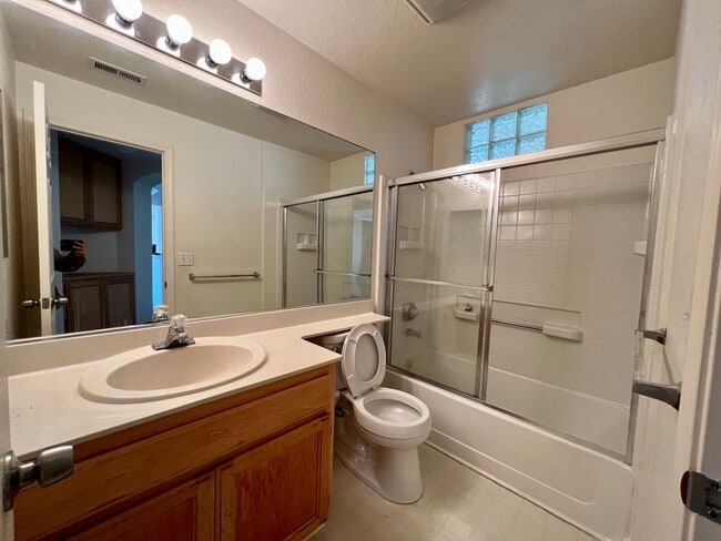 Building Photo - Gorgeous 2 Bd 2 Ba Unit in Redwood Shores