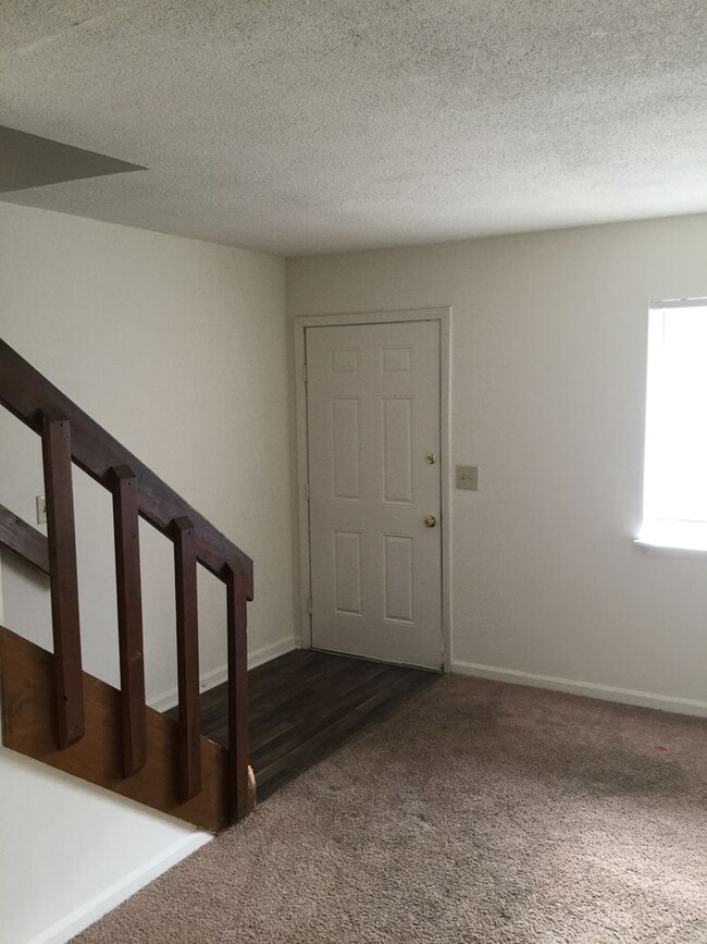 Building Photo - Nice 2 Bedroom, 1.5 Bath Townhome in Summe...