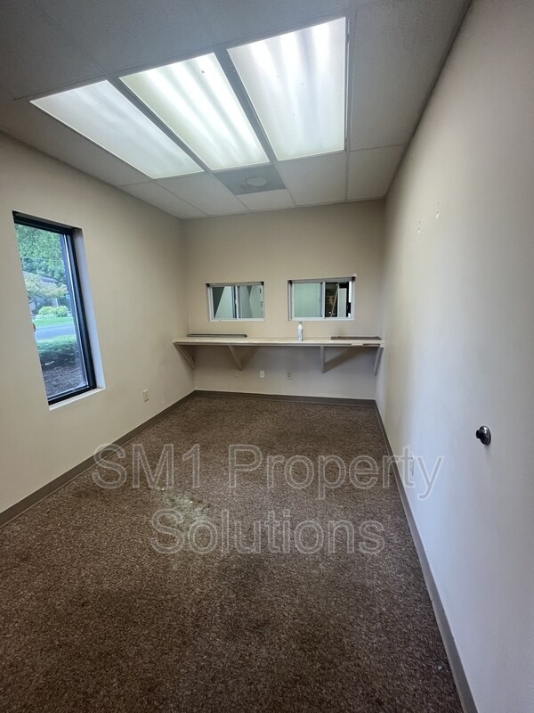 Building Photo - 2312 S Main St