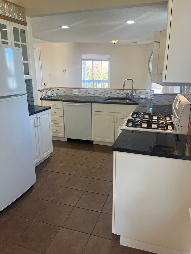 Building Photo - 896 Quinnipiac Ave