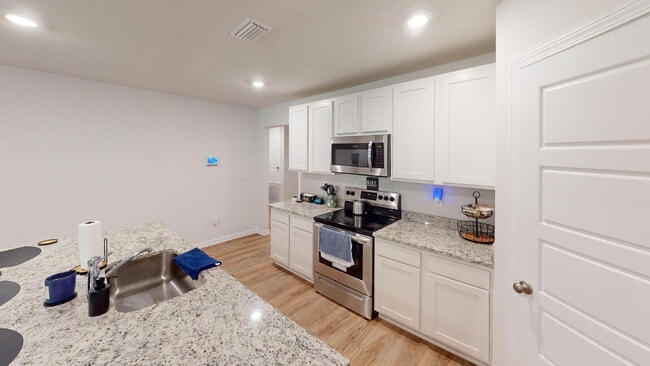 Building Photo - Modern Comfort Meets Flexibility in West P...
