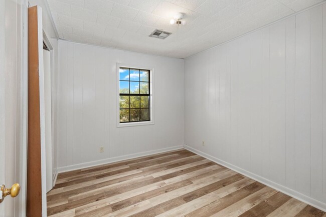Building Photo - Spacious 3/2 home in Kinder