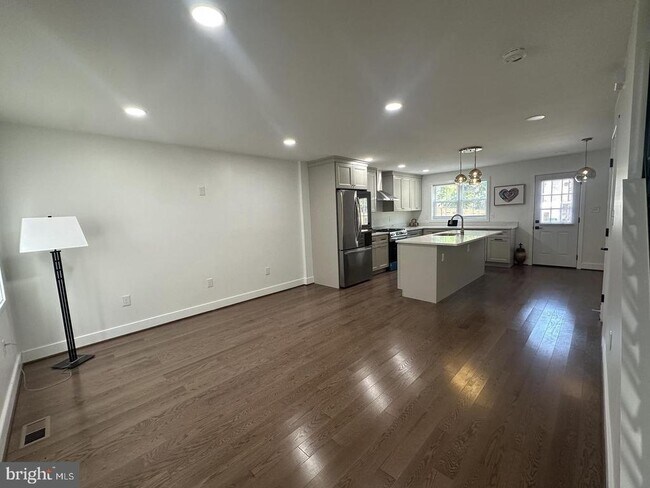 Building Photo - 744 E Cold Spring Ln