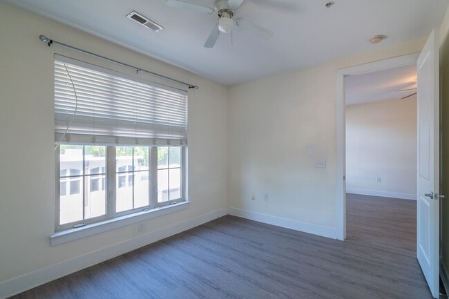 Building Photo - Wonderful 2bd/2bth uptown condo! lots of space in a beautiful building