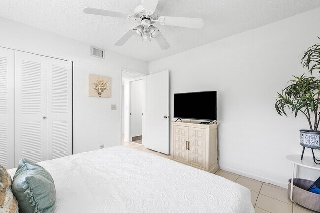 Building Photo - 7321 Amberly Ln