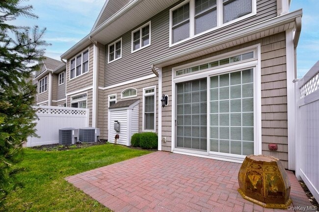 Building Photo - 702 Equestrian Way