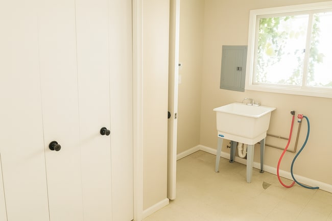 Building Photo - 345 Royal Oak Blvd