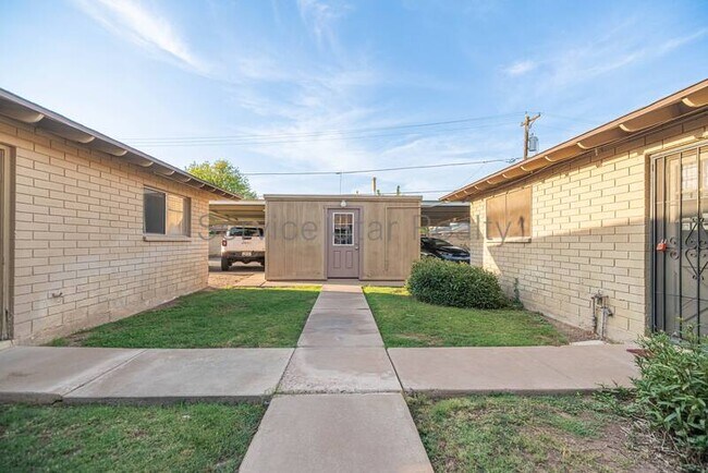 Building Photo - 518 E Huntington Dr